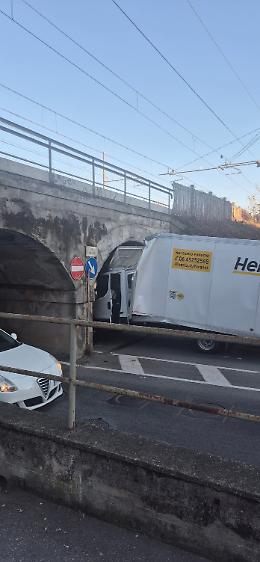 Furgone sventrato sotto il ponte di via Moglia: Settimo Torinese si ripete