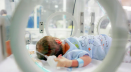 Neonata trovata nel water a Ciriè: arresto confermato per la madre. Ecco cosa ha detto al giudice