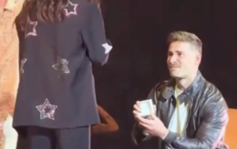 Proposta di matrimonio sul palco durante il concerto di Carl Brave a Roma (VIDEO)
