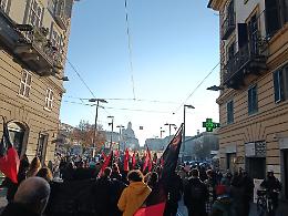 Corteo antimilitarista a Torino: in duemila contro la fiera delle armi all’Oval