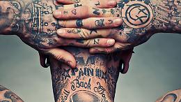 I tatuati rischiano più tumori? Il nuovo studio che spaventa e divide gli esperti