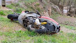 Muore manovrando lo scooter davanti a casa: tragedia in pochi secondi