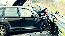 Auto fuori strada nella notte: muore a 29 anni, grave una giovane portata al Cto