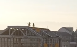 Sul tetto per gioco, a un passo dalla tragedia: nuova follia al parco Peccei tra baby gang e armi giocattolo