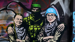 Greta Thunberg e Francesca Albanese abbracciate a un miliziano di Hamas: l'ultimo murale di provocazione a Milano