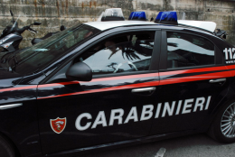 Settimo Torinese, assalto con due auto al bar tabacchi: vetrina sbriciolata e fuga finita a piedi