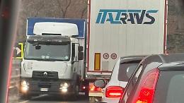 Due tir incastrati sul Ponte Preti: l’immagine di un fallimento nazionale