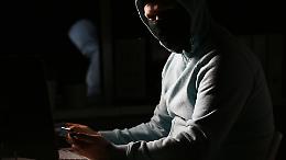 Giovane adescato sul web, sequestrato e rapinato in casa: due arresti nel Vercellese