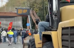 Operai bloccano l’aeroporto di Genova con una pala meccanica: “Questo è il simbolo del lavoro, non le chiacchiere del Governo”