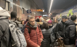 Porta Susa, pendolari nel caos: treno puntuale ma porte bloccate
