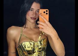 Dua Lipa nel mirino dei social: rifiuta di fare un selfie con un Android e lo restituisce a un fan