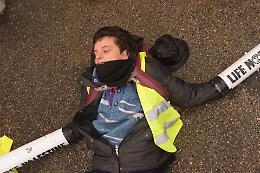 Extinction Rebellion blocca la fiera della Difesa a Torino: "Qui si finanziano guerra e crisi climatica” (FOTO e VIDEO)