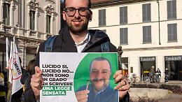 Mezzo chilo sul tavolino e sfida allo Stato: Blengino vende cannabis light in piazza Foroni per farsi processare