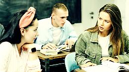 Condannato a due anni il bidello accusato di violenza sessuale su due studentesse: una sentenza che scuote la scuola