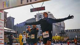 Da Villareggia alla maratona: Antonio Puccio corre 42 km e dona due cani d’assistenza cambiando la vita di tre giovani