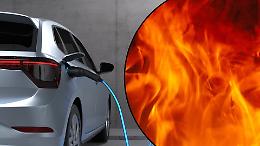 Principio d’incendio su un’auto elettrica in ricarica: evacuata una concessionaria a Rivoli