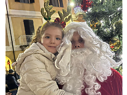 Magia in piazza: Babbo Natale dà il via all’albero e illumina il Natale di Verolengo (VIDEO e FOTOGALLERY)