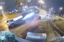 Automobilista non si ferma e “decolla” sulla rotatoria: panico in Romania (VIDEO)