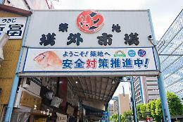 Tokyo lancia l’allarme su Tsukiji: “A dicembre non venite”. Il mercato del pesce più famoso del mondo chiede una tregua ai turisti