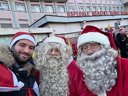 Un’ondata di Babbi Natale invade Torino e porta sorrisi, fiabe e colori ai bambini del Regina Margherita grazie alla Fondazione Forma