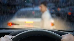 Sessantenne investito sulle strisce alla statale 565: traffico bloccato e indagine dei carabinieri a Ivrea