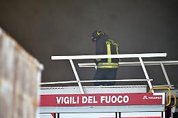 Rimessa agricola in fiamme sulla Sp87: paura a San Benigno