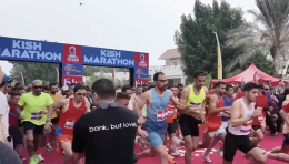 Iran, la maratona di Kish diventa un caso nazionale: arrestati gli organizzatori per le atlete senza velo