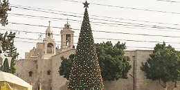 Betlemme riaccende il suo Natale: niente fuochi, migliaia in piazza e un messaggio che parla al mondo