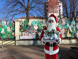 A Torino spuntano 250 alberi di Natale creati dai bambini: Lucento si trasforma in un bosco diffuso che invade cancelli, scuole, castelli e una Rsa
