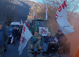 A vent’anni dalla marcia dei 30.000, il corteo No Tav torna a Venaus: duemila in strada mentre ai cantieri esplode di nuovo la tensione