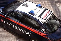 Sfondano la vetrina con l'auto rubata e fanno incetta di profumi e scappano