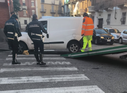 Furgone blocca lo scivolo per disabili per giorni: a Barriera c’è chi minimizza, ma serve la Municipale per ristabilire l’ovvio