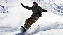 Sfida i carabinieri sulle piste di Bardonecchia: snowboarder senza casco tenta la fuga