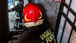 Fiamme nel seminterrato, palazzo evacuato in via Leinì: Torino sfiora la tragedia per un incendio partito dalle cantine