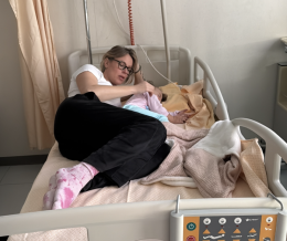 Federica Pellegrini racconta la paura per la figlia colpita da convulsioni febbrili: «Occhi in su, respiro che si fermava»