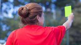 «Vai a casa a lavare i piatti»: offesa all’arbitra in Coppa Italia, i tifosi intervengono