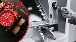 Assalto nella notte al bancomat Unicredit: indagano i carabinieri sulla deflagrazione che ha devastato lo sportello in piazza XXV Aprile