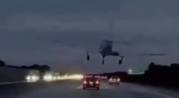Atterraggio di emergenza in autostrada: il velivolo colpisce un'auto (VIDEO)