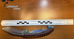 Sedicenne armato semina il panico nella notte toriniese: minaccia tre ragazzi “per un contatto Instagram”