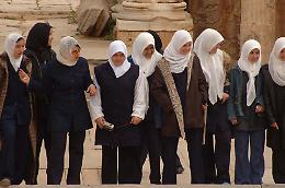 Austria, divieto di velo alle minorenni: legge-shock approvata con l’aiuto dell’estrema destra