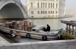 Donna ruba una barca carica di regali di Natale e si schianta: panico a Venezia (VIDEO)
