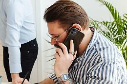 Messaggi e telefonate insistenti del vicino: quando scatta il reato di molestia