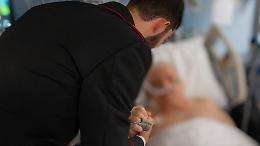 Un malore improvviso al Palazzo di Giustizia, un giovane carabiniere interviene e salva un anziano