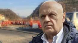La denuncia dell’opposizione fa rimuovere il cantiere pericoloso, mentre il Comune continua a non spiegare