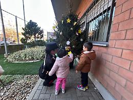 L’albero della legalità prende forma a Volpiano, addobbato dai bambini della scuola dell’infanzia