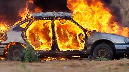 Auto rubata data alle fiamme nella boscaglia dietro il cimitero: notte di tensione in Canavese