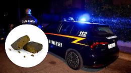 Vedono i Carabinieri e buttano via l'hashish: fermata una moto a Settimo Torinese