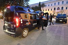 Katana in mano e alcol in corpo: una notte di paura in centro citt&agrave;