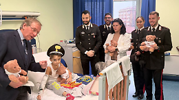Babbo Natale arriva in corsia con i Carabinieri: sorrisi e regali ai piccoli pazienti degli ospedali torinesi