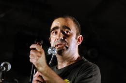 Elio sbarca a Biella e porta il Concertozzo: risate, musica e inclusione senza filtri